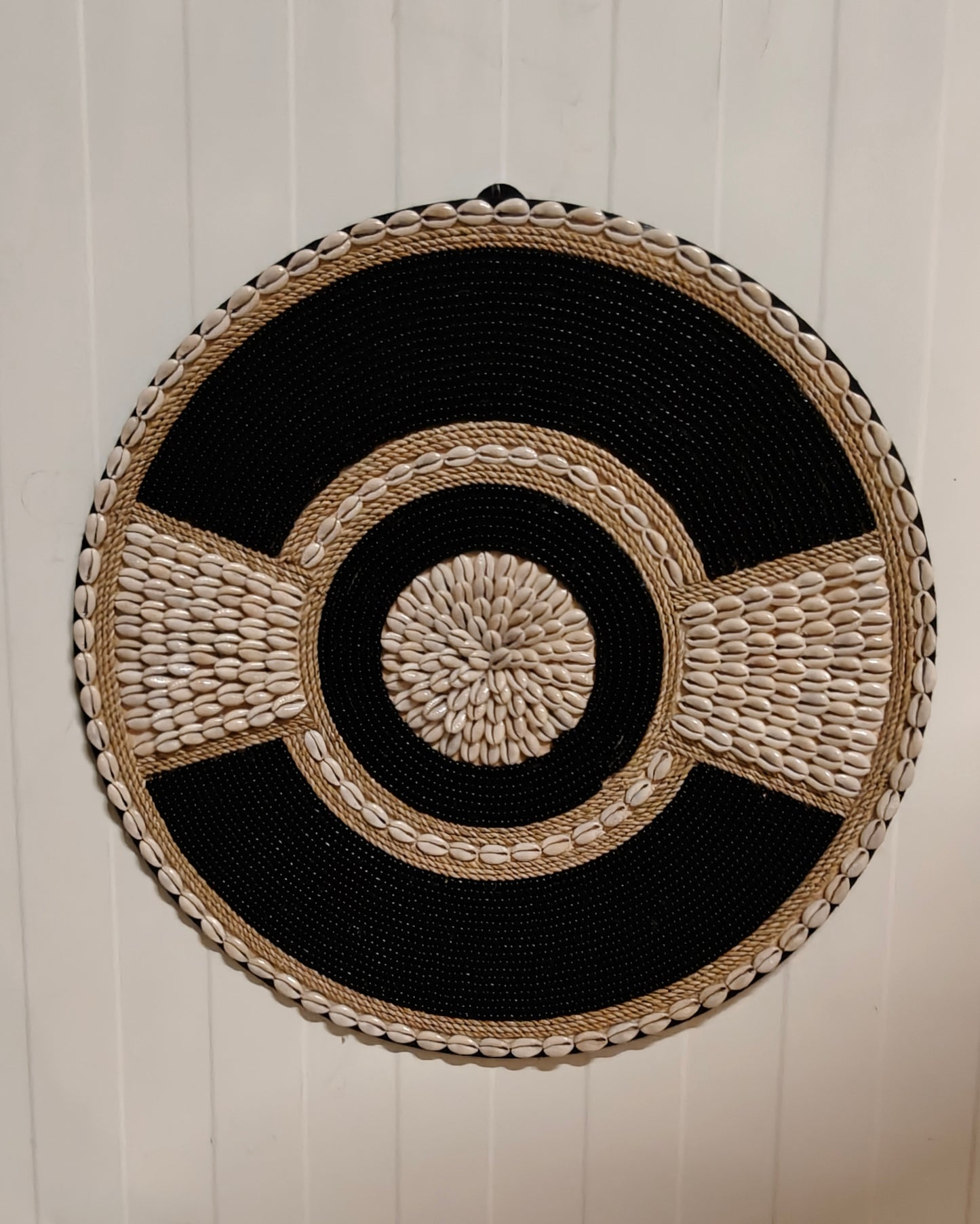 bf3510 wanddeco zwarte kralen beige schelpen 40cm