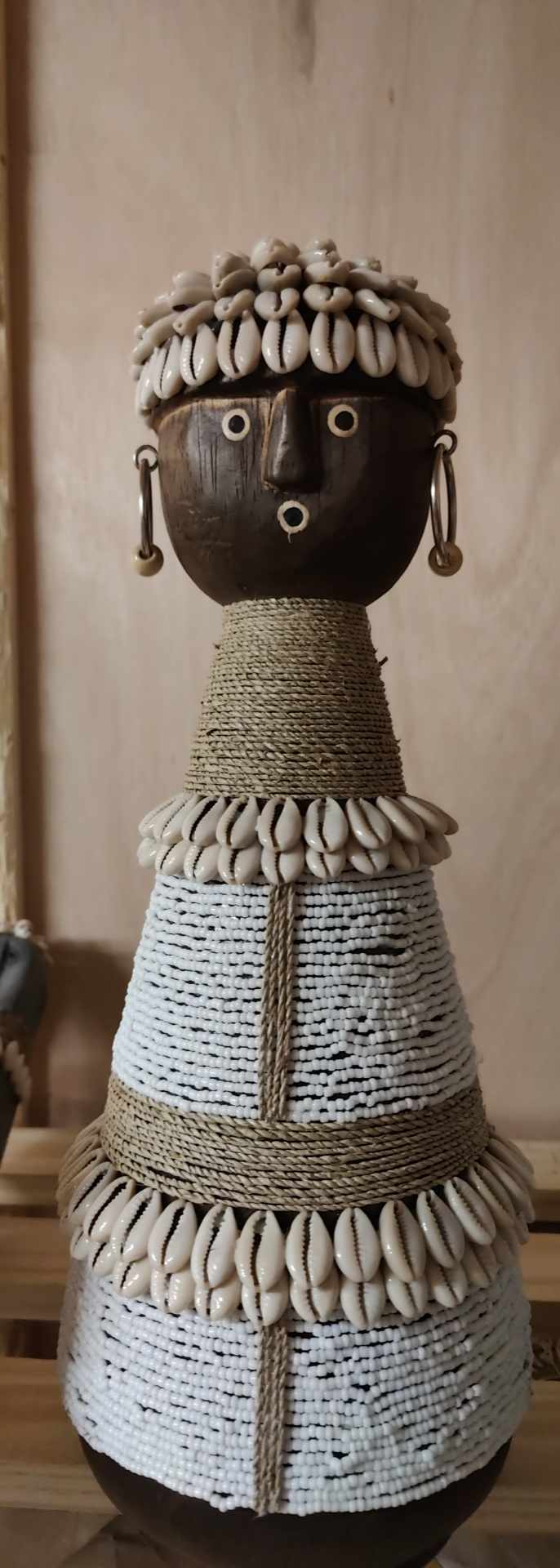 220602 Grote zwarte pop ca 35 cm met oorringen