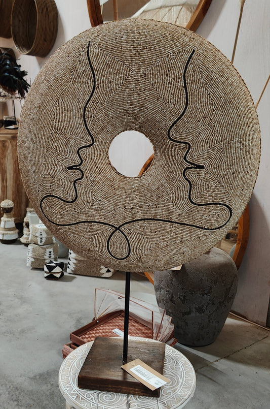 425110 Decoratie met beige kralen twee gezichten