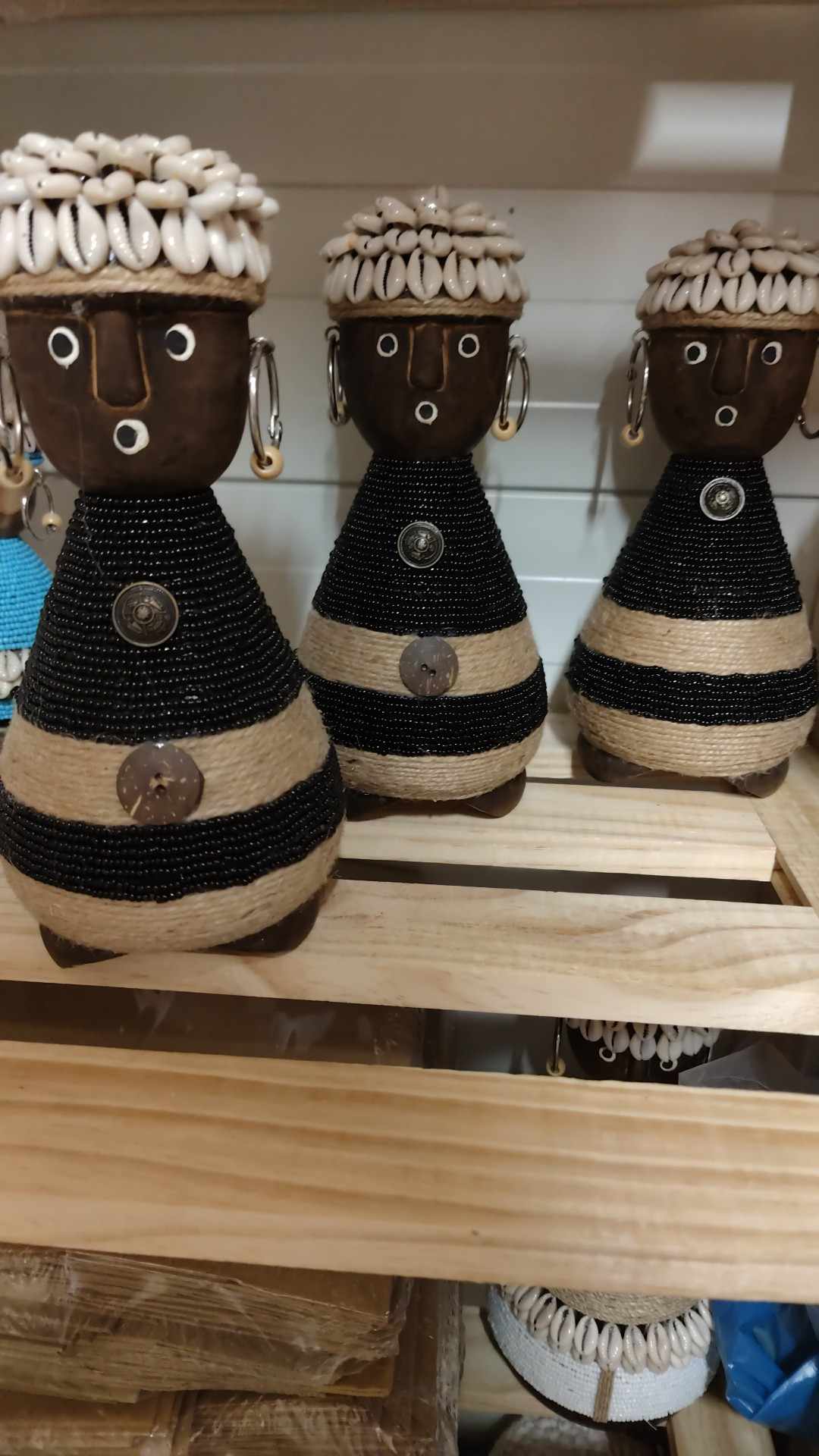 220601 zwarte pop met oorringen